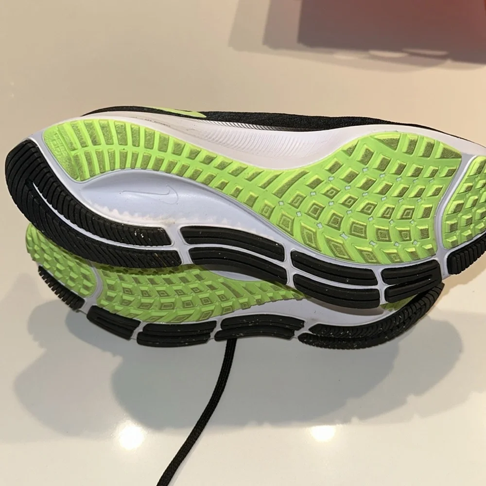 NIKE women’s Air Zoom Pegasus 37 black/ghost green running walking sneakers 6
